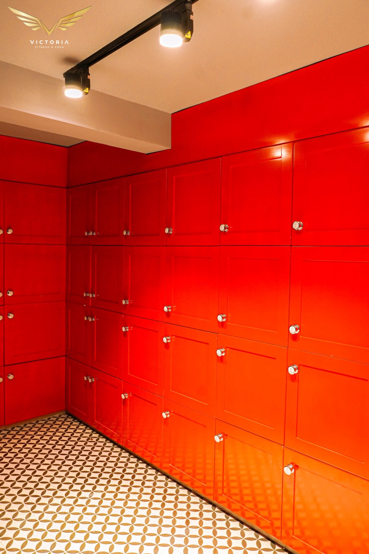 Khu tủ locker màu đỏ tại Victoria Fitness & Yoga