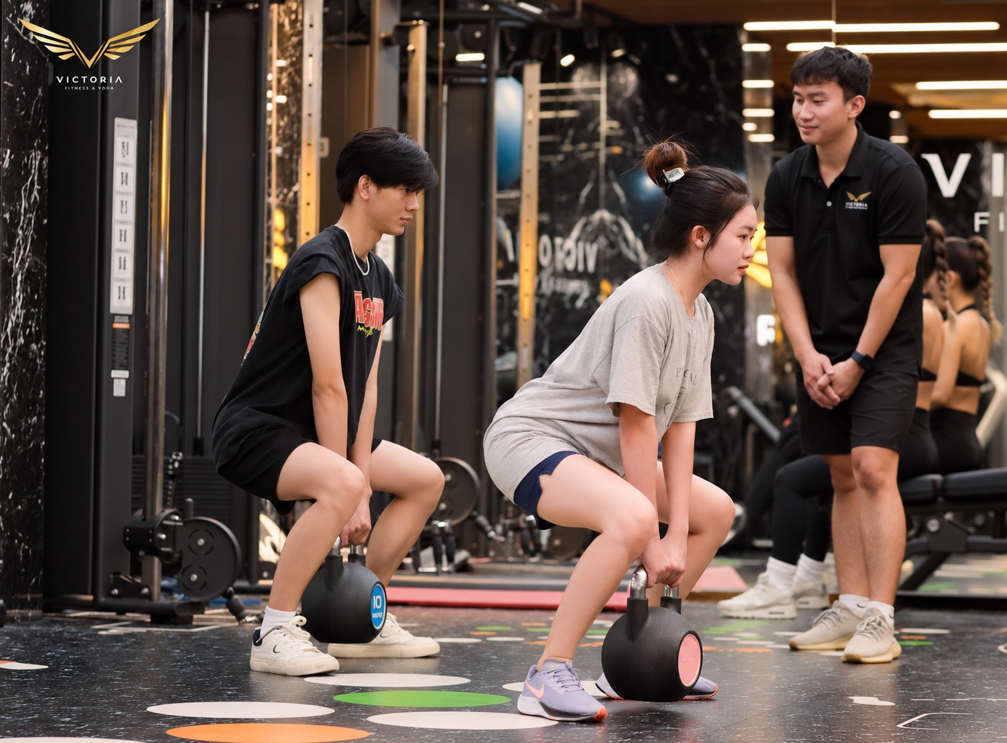 Nhóm nhỏ tập Kettlebell theo hướng dẫn của HLV Victoria