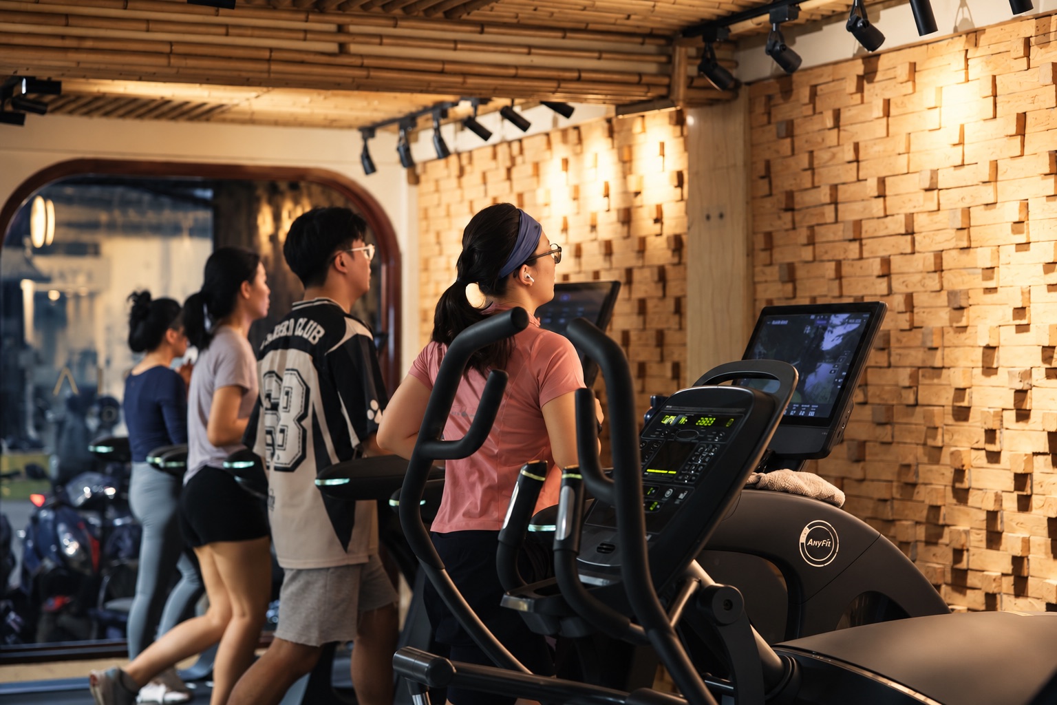 Hội viên tập cardio tại Victoria Fitness