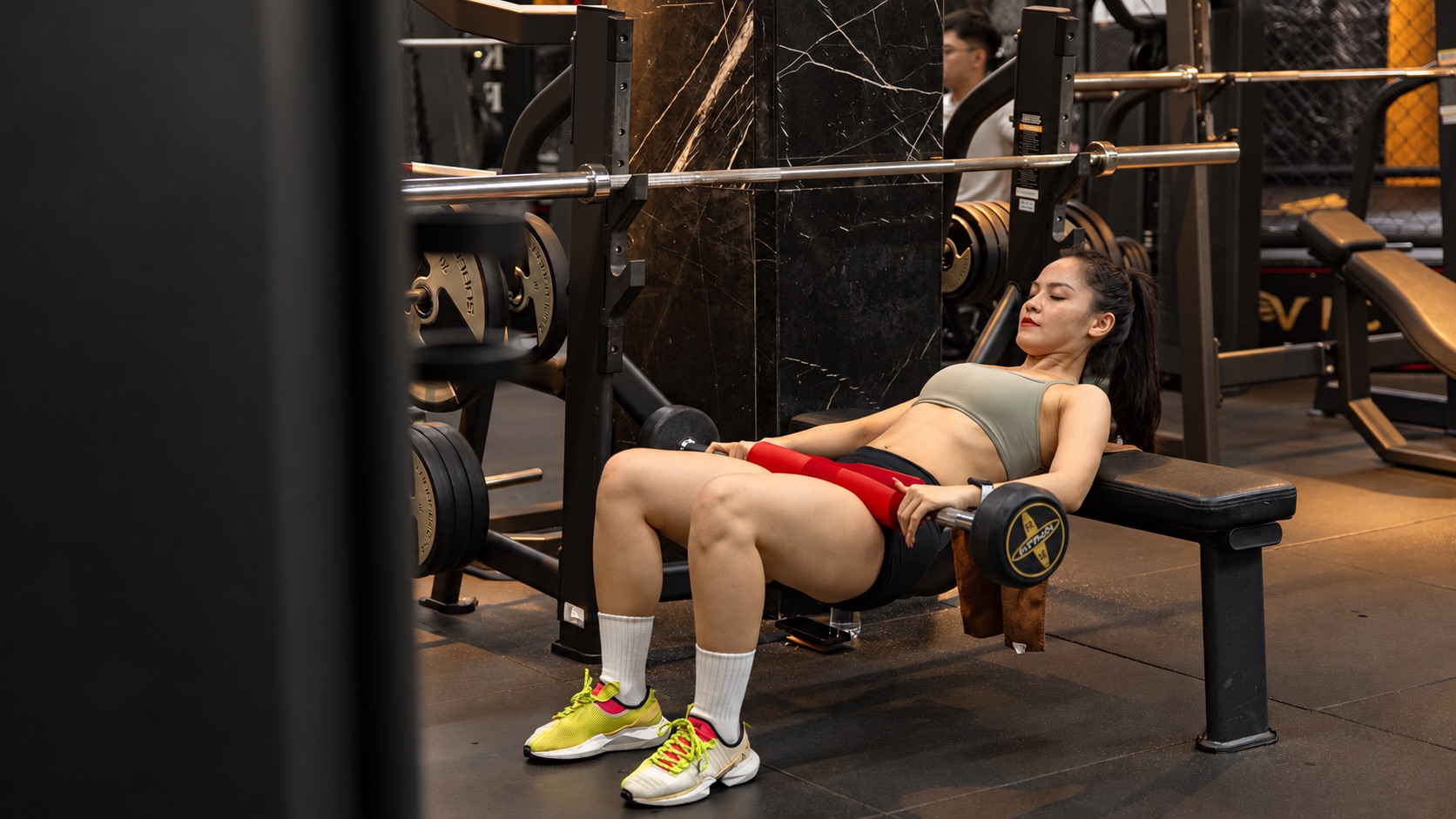 Hội viên tập Hip Thrust tại Victoria Fitness