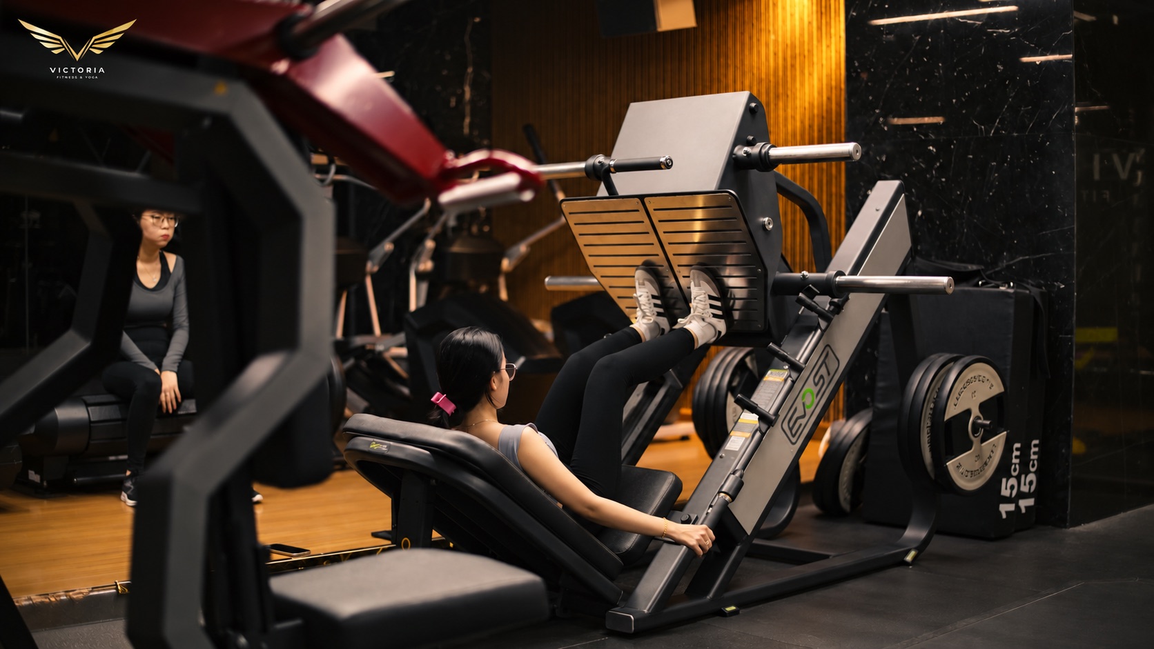 Hội viên tập Leg Press tại Victoria Fitness