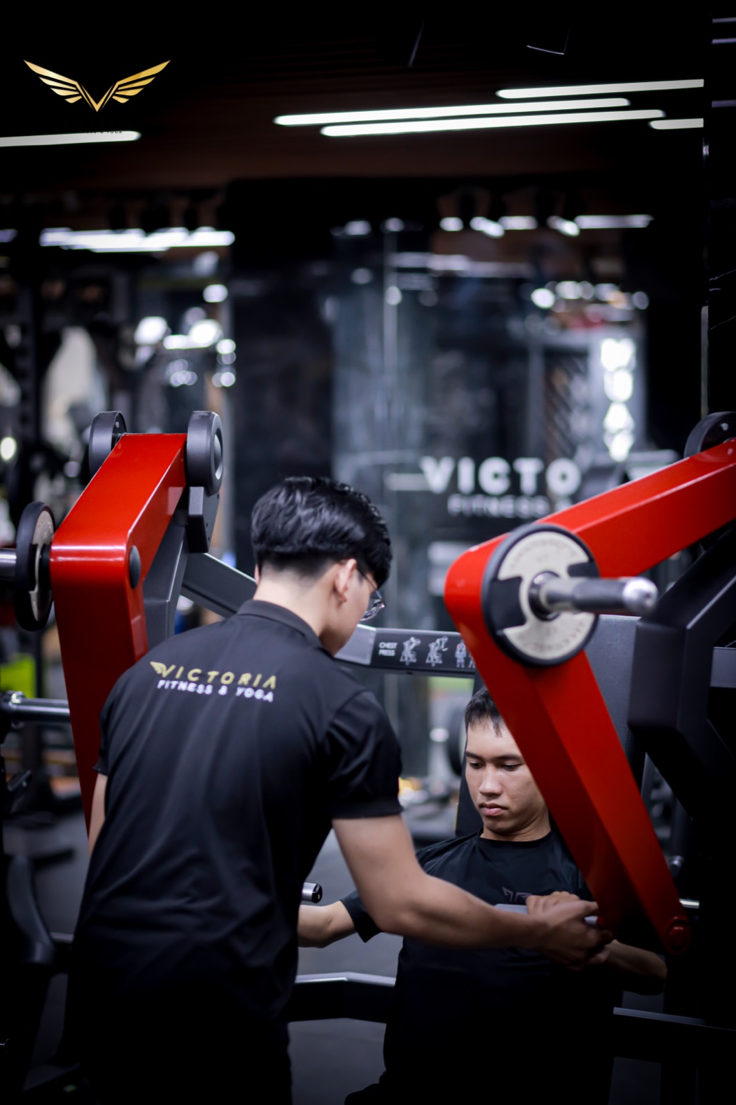 HLV Victoria theo sát hội viên tập máy sức mạnh